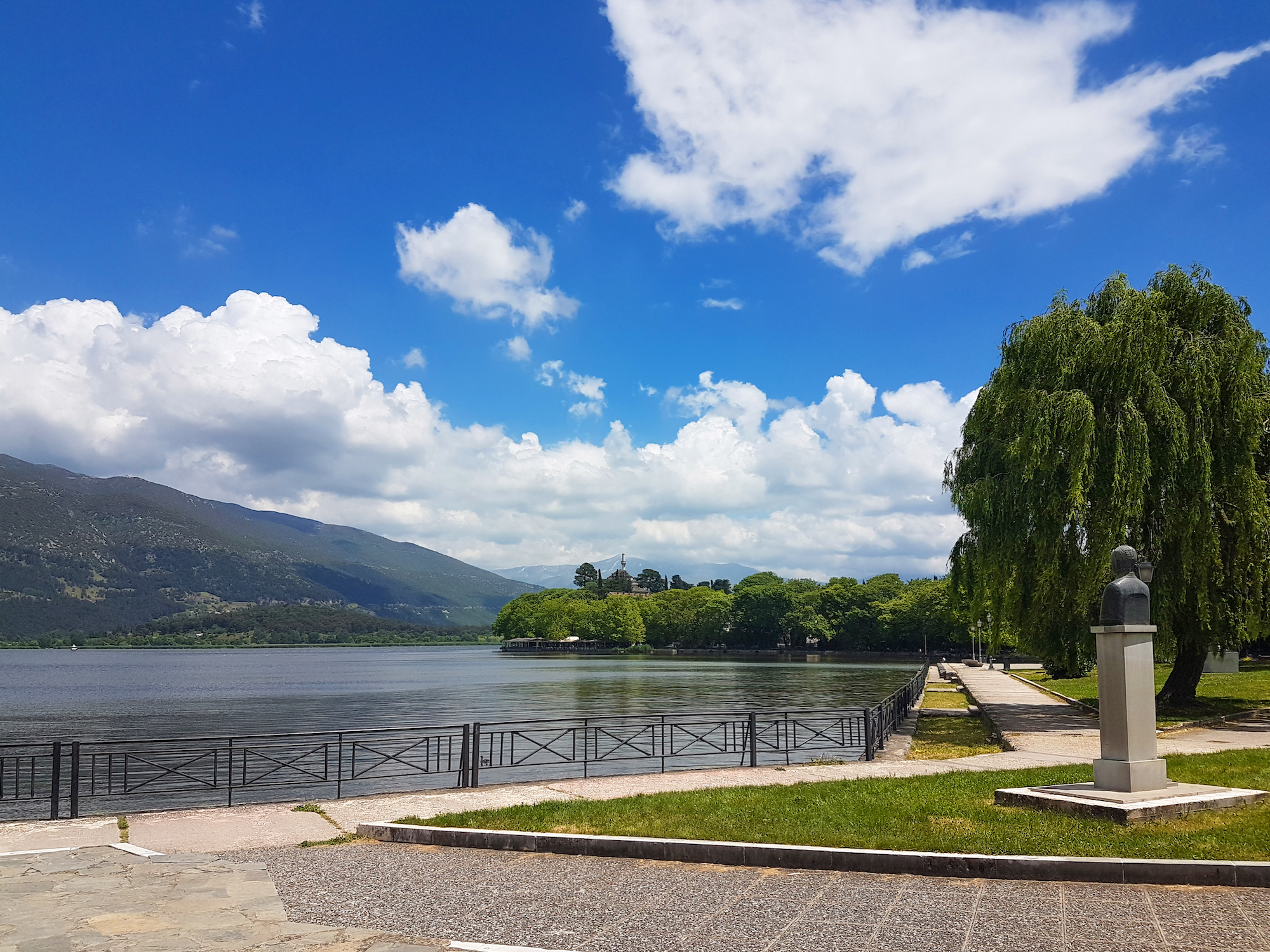 het spoor van Mol  het Pamvotismeer Ioannina-eiland Blog